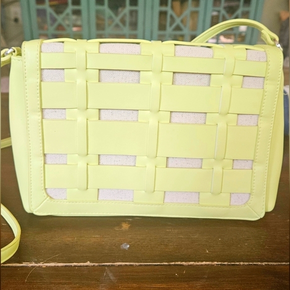 A NEW DAY Structured Basket Weave Woven Adjustable Crossbody Bag in Green/cream. - Picture 7 of 7